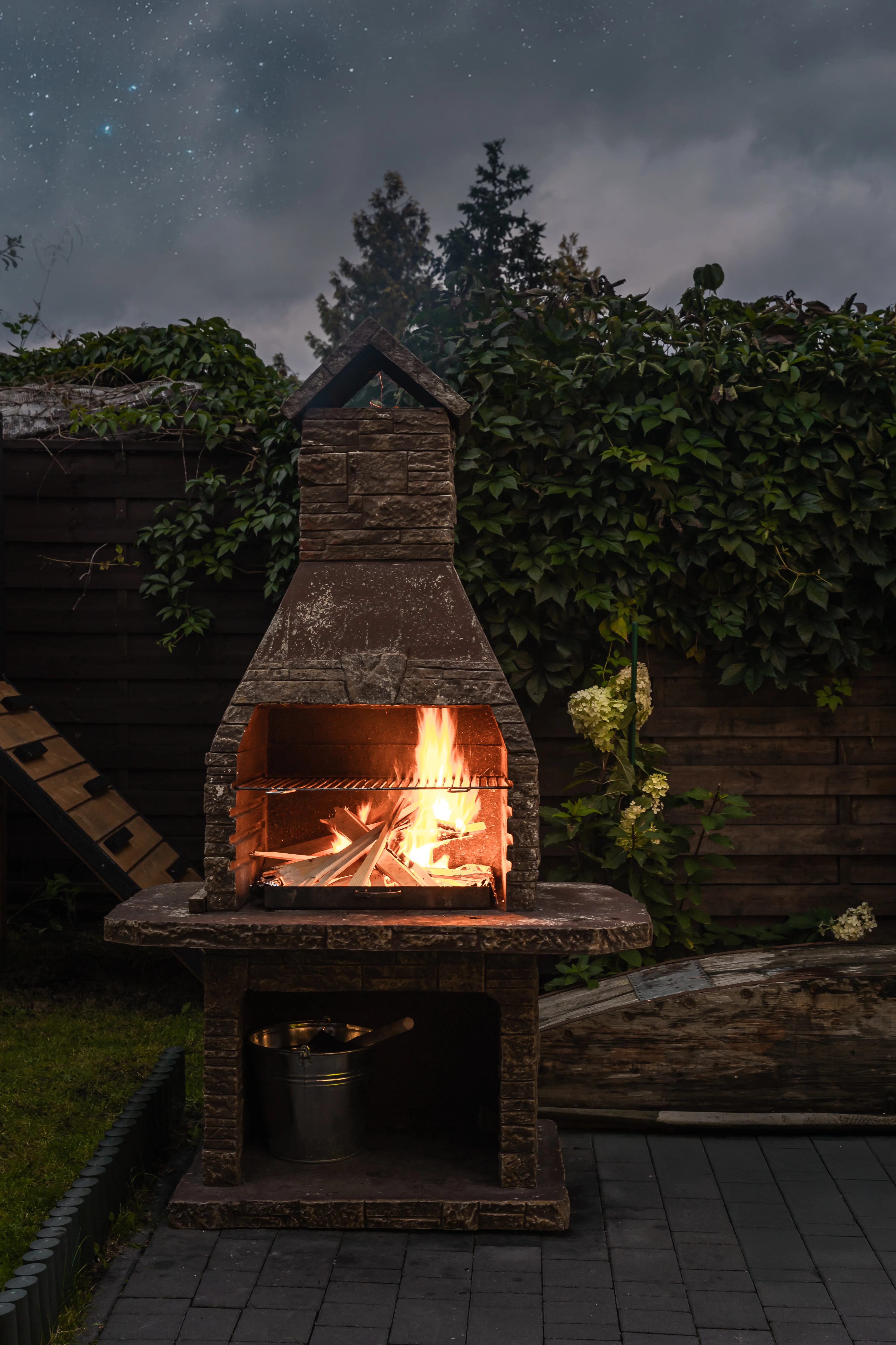 Grill ogrodowy pod nocnym niebem