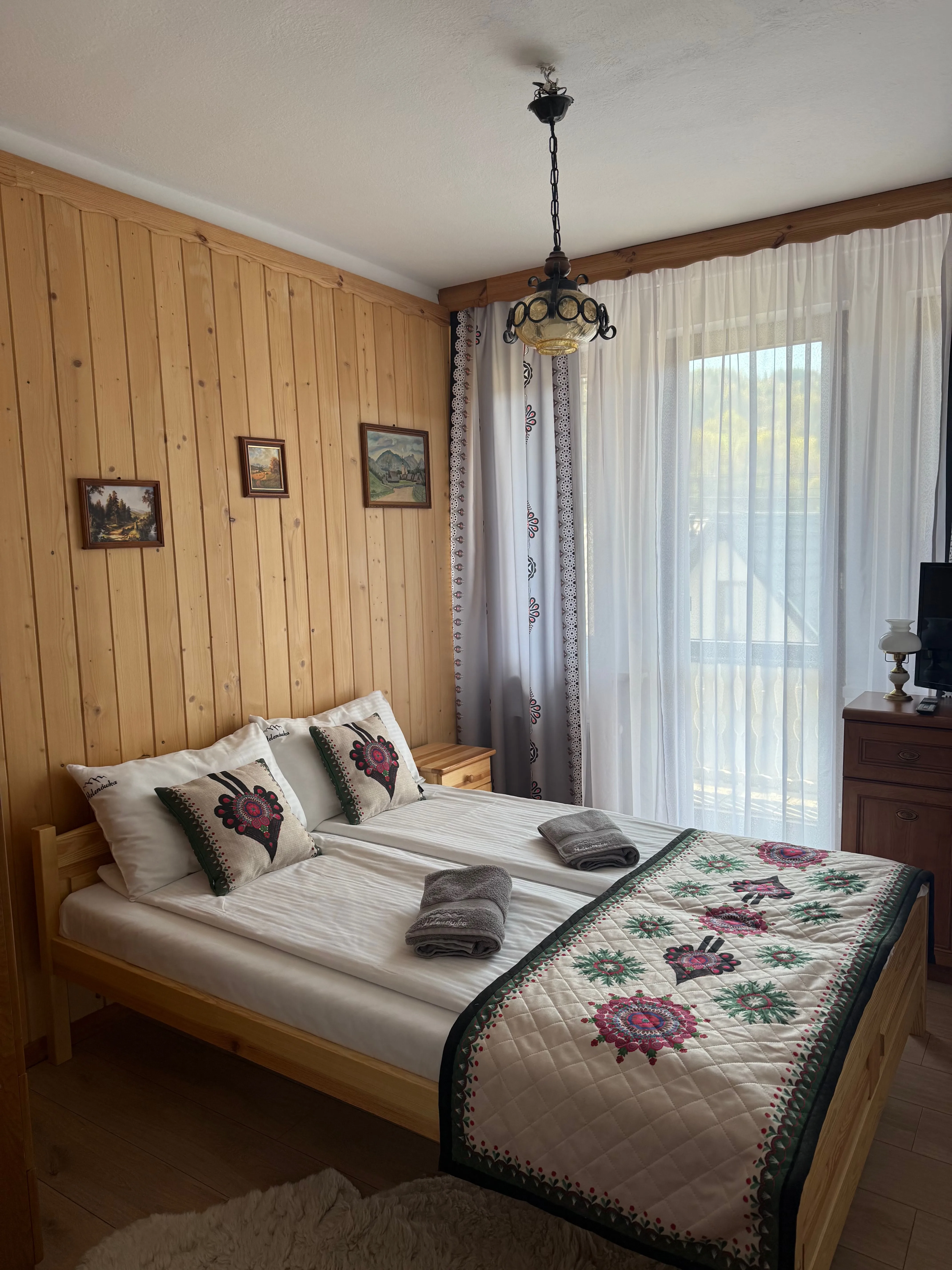 Pokój numer 2 z łóżkiem i wyjściem na balkon