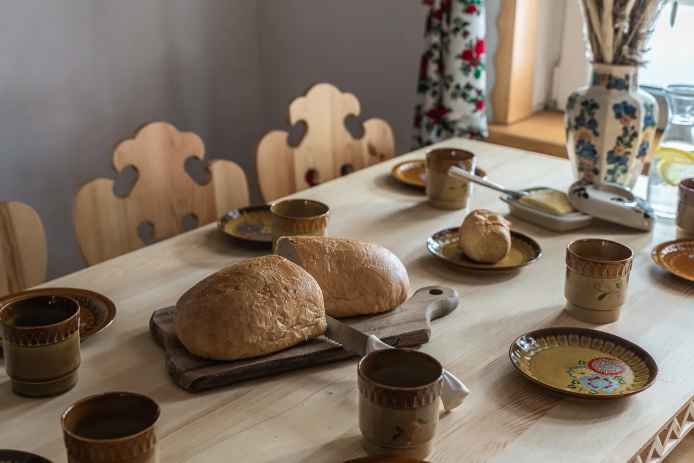 Stół z regionalną zastawą